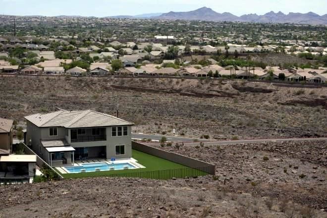 Ante sequía, en Las Vegas buscan limitar tamaño de albercas