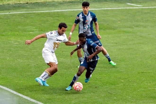 Empatan Pachuca y Pumas hasta en expulsados