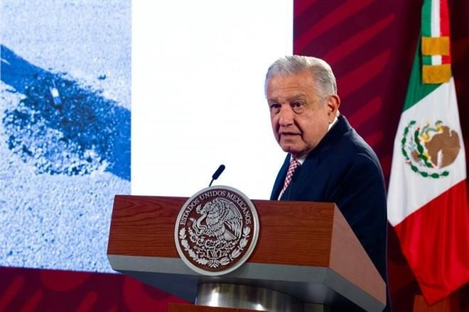 AMLO dice que en AICM hubo bache, no cráter, y tunde a T2