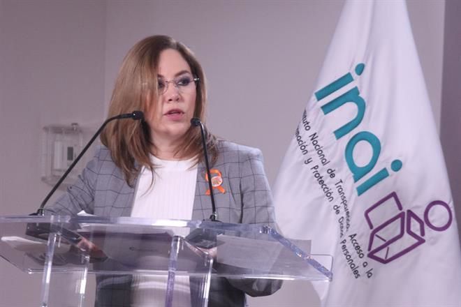 Asegura presidenta de INAI que no gana más que AMLO