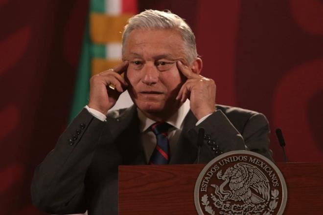 Descalifica AMLO reclamos de piso parejo en Morena