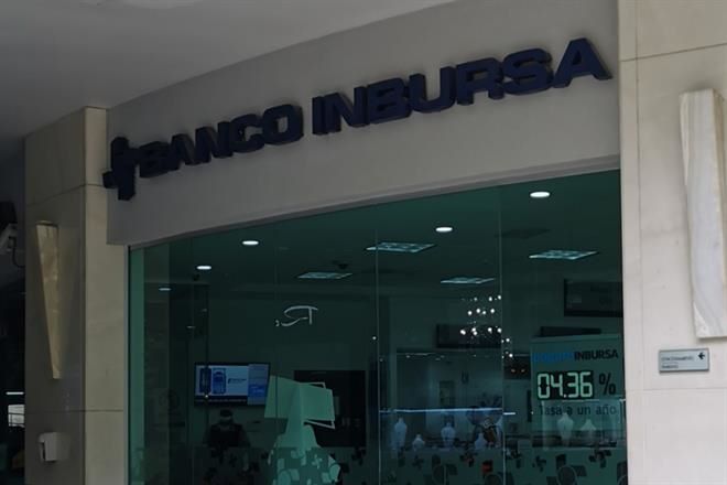 Carlos Slim invita a socios a sumarse en puja por Banamex
