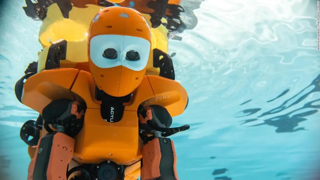 Un robot buceador humanoide explora naufragios en el fondo del océano