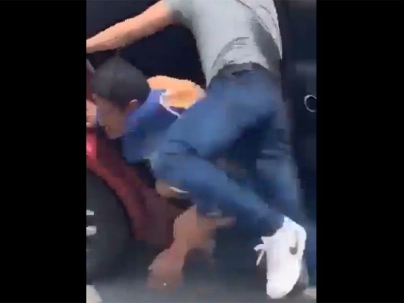 Joven se lanza de auto en movimiento para evitar ser secuestrado en Edomex