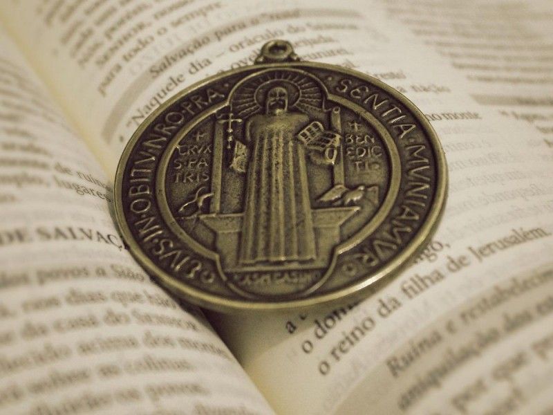 ¿Quién fue San Benito y qué significa su medalla?