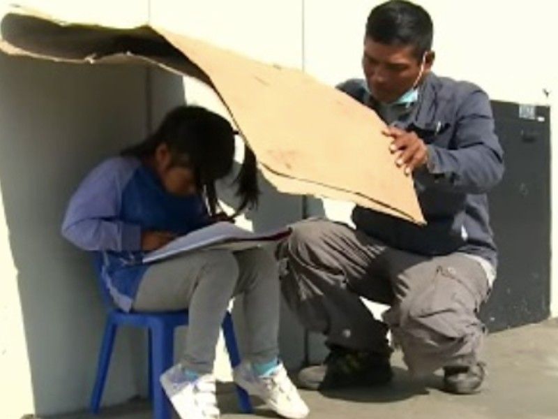 Captan a niña estudiando en la calle bajo cartón y le dan una beca