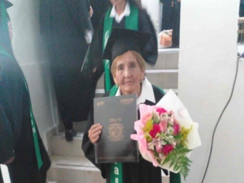Abuelita de 84 años logra lo que muchos no: termina con exito el bachillerato