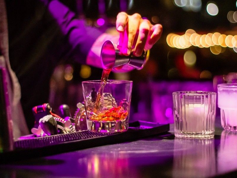 ¿Sabes realmente cuántos tragos pueden provocarte una intoxicación alcohólica?