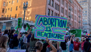 Se espera que la demanda de proveedores de abortos aumente en algunos estados. Médicos y enfermeras ofrecen ayuda en TikTok