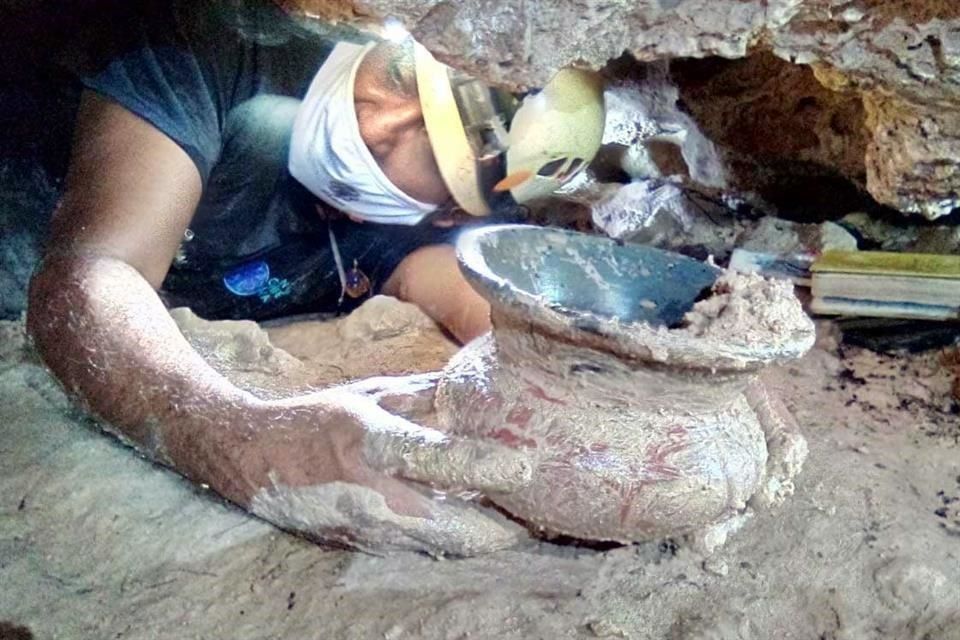 Hallan vasija maya en cueva de Playa del Carmen