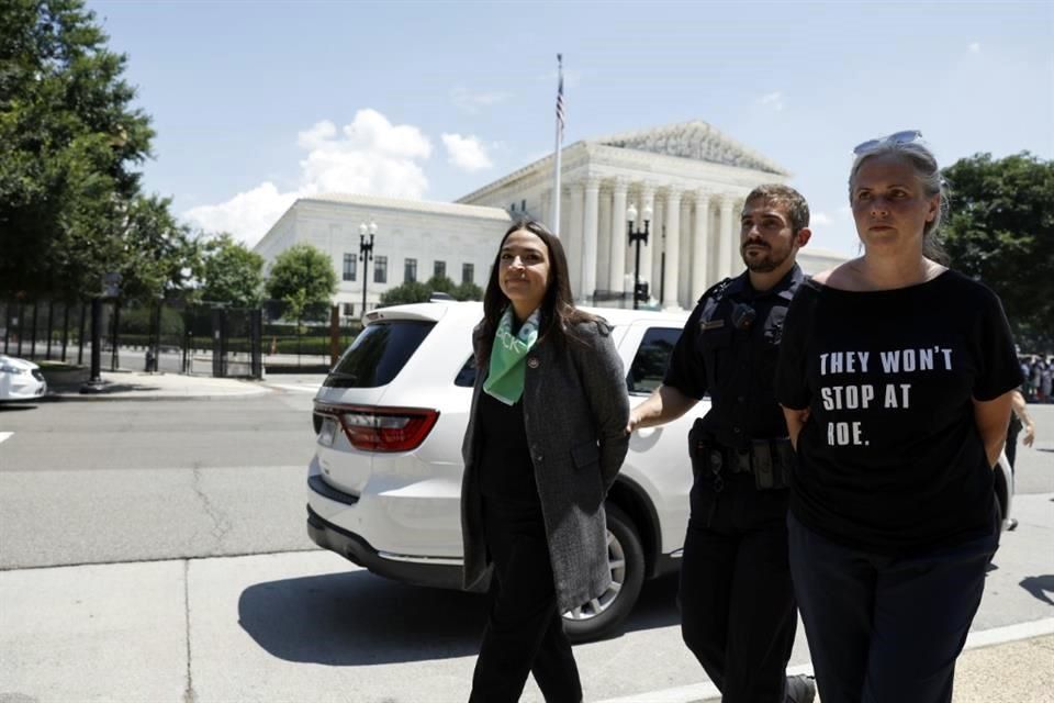 Detienen a Alexandria Ocasio-Cortez en protesta proaborto￼