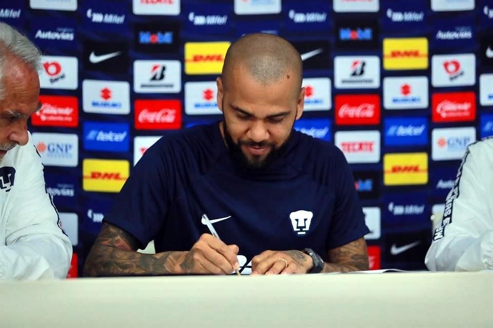Firma Dani Alves contrato con Pumas