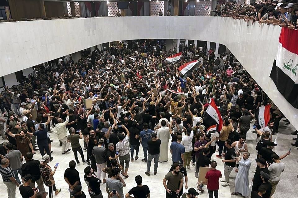 Irrumpen manifestantes en Parlamento iraquí