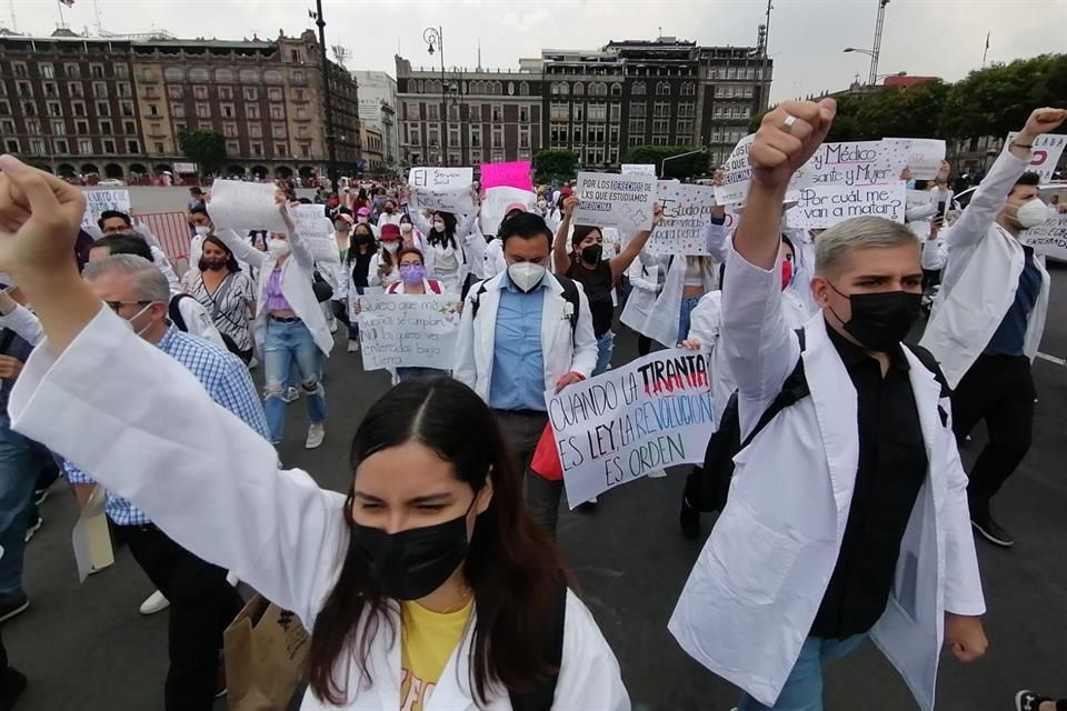 ‘¡Un médico muerto no salva vidas!’, gritan frente a Palacio