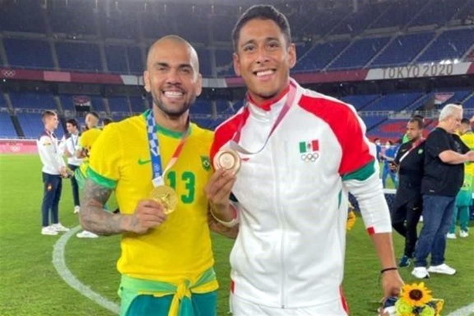 De pedirle foto Dani Alves a ser rivales