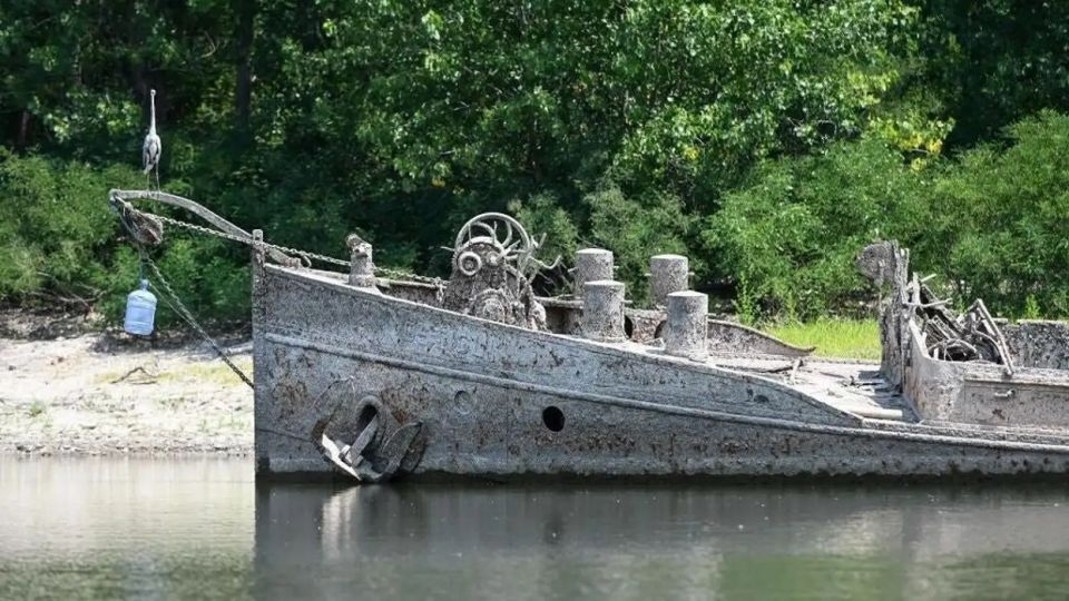 Emerge completo un barco hundido en la Segunda Guerra Mundial hace 80 años