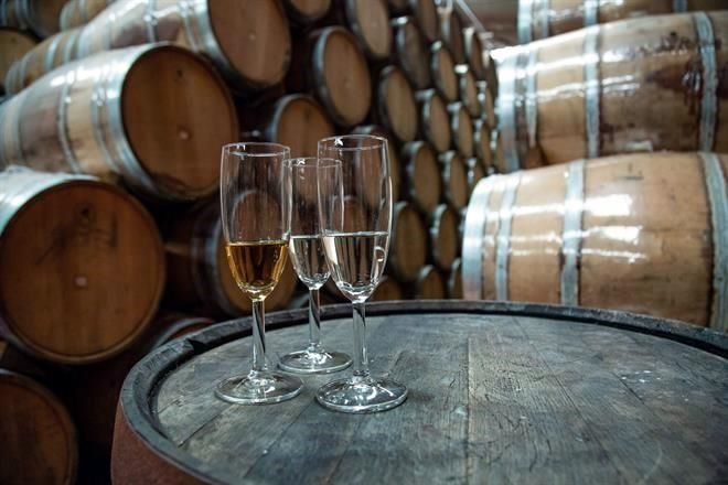 ¿Una copa? Toca récord recaudación por impuesto al alcohol