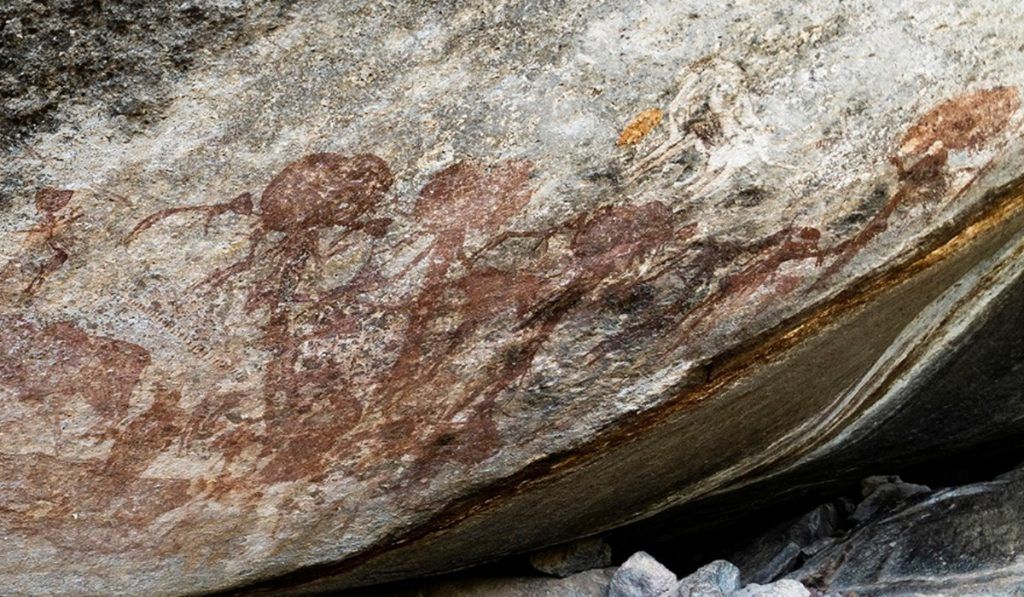 ENCUENTRAN ARTE RUPESTRE QUE MUESTRA A EXTRAÑOS SERES CON CABEZAS GIGANTES EN TANZANIA