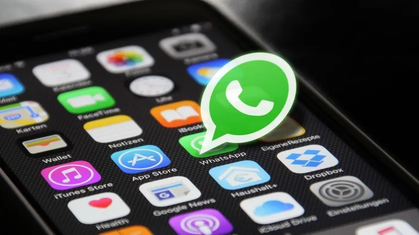 ¿Cómo leer tus mensajes de WhatsApp sin abrir la app ni aparecer en línea?