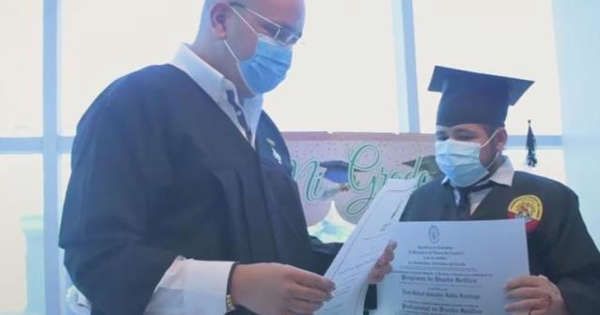 Joven con cáncer no acude a su graduación tras ser hospitalizado por cáncer; rector le lleva su título hasta el hospital