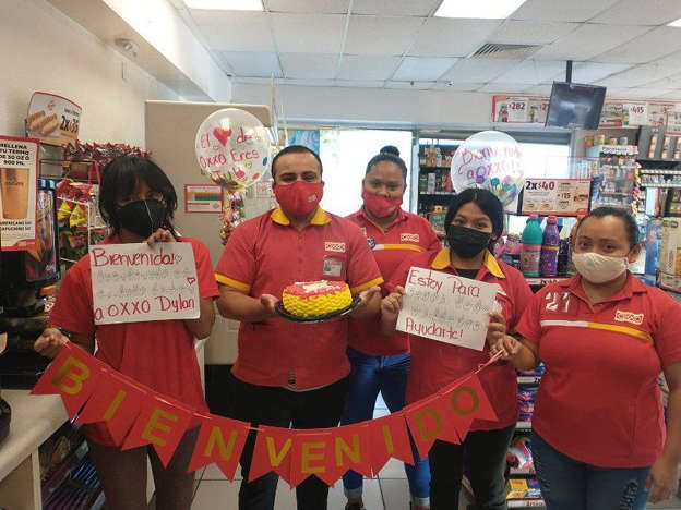 «Estoy para ayudarte»: así recibieron a un joven sordo en primer día de trabajo en Oxxo