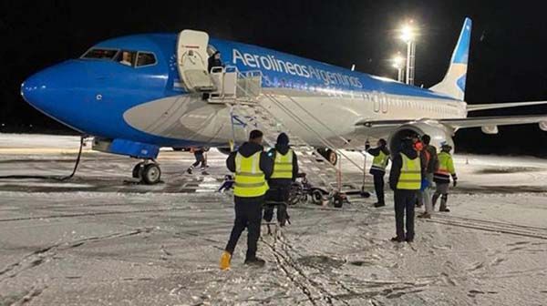 Avión aterriza de emergencia en Argentina