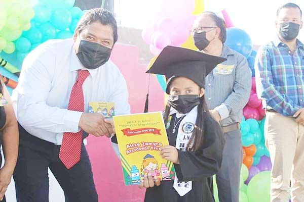 Apadrina ‘Beto’ Villarreal graduación de preescolar