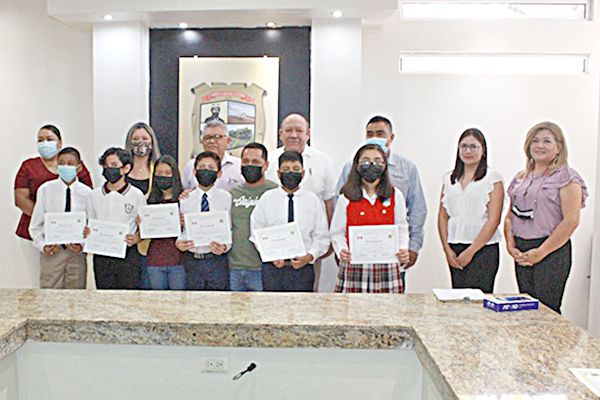 Regalan Alcalde tabletas a estudiantes destacados