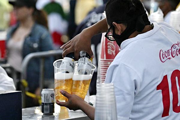 Buscan limitar venta de alcohol en la Liga MX