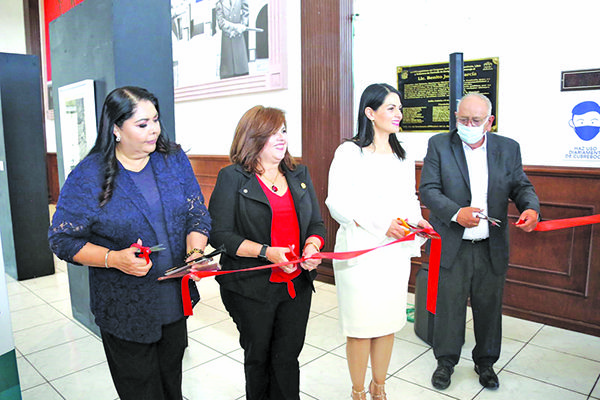 Homenajean a Benito Juárez con exposición en el Congreso