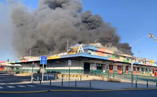 Bomberos controlaron feroz incendio en Mercamadrid