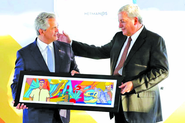 Develan Fraustro y Adler Mural de la Hermandad