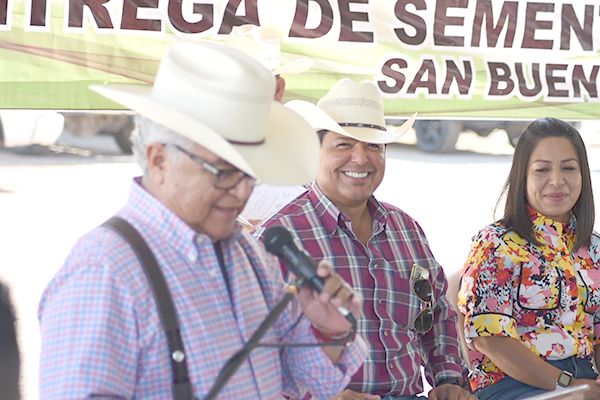 Asiste Beto Villarreal a evento de bovinos