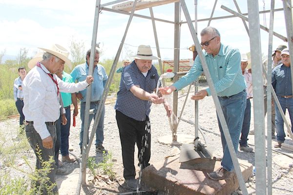 Garantiza Juan Antonio el agua potable a ejidos