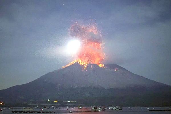 Declara Japón alerta máxima tras erupción de volcán