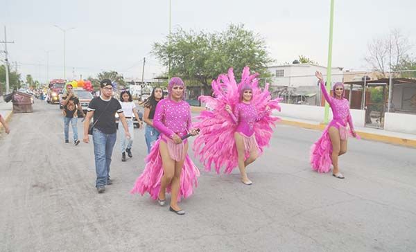 Manifiesta su orgullo la comunidad LGBT