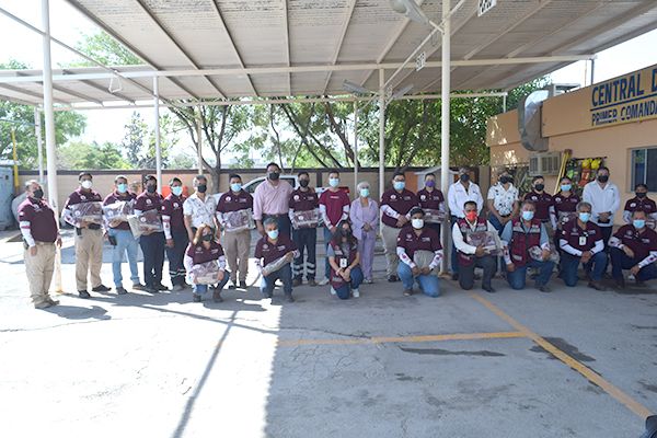 Entrega uniformes Piña a bomberos