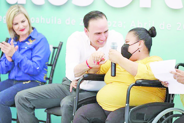 Entrega Manolo sillas deruedas en Piedras
