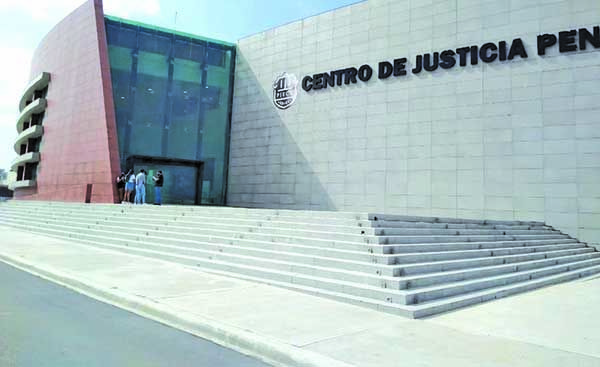 Vinculan a mujer por exhibir a ex