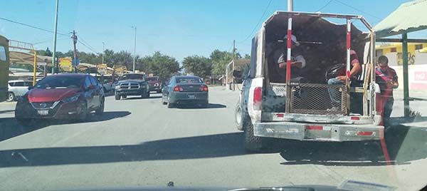Transportan mineros en unidades improvisadas
