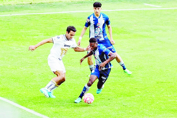 Empatan Pachuca y Pumas hasta en expulsados
