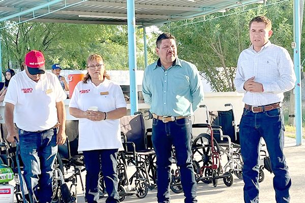 Donan pañales al DIF los ‘Paisanos Unidos’