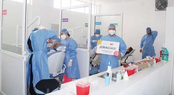 Cambian vidas con prótesis dentales