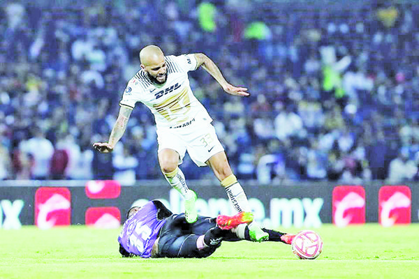 Da Dani Alves asistencia en debut con Pumas