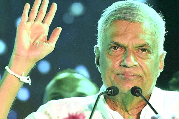 Primer ministro de Sri Lanka asume como presidente interino