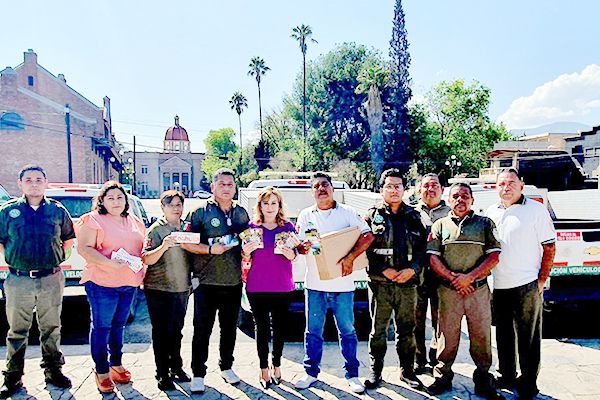 Entrega Turismo al INM material de promoción