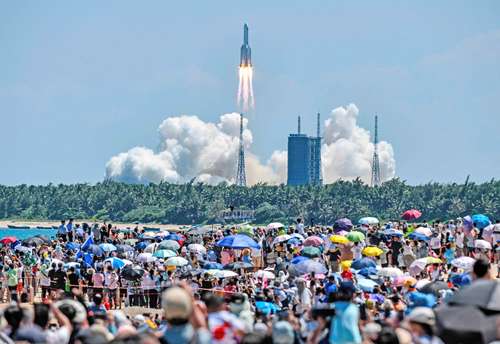 Astronautas entran a nuevo módulo de lo que será la estación espacial China