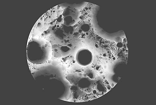 Impactos masivos pequeños compactaron la porosidad de la Luna: estudio