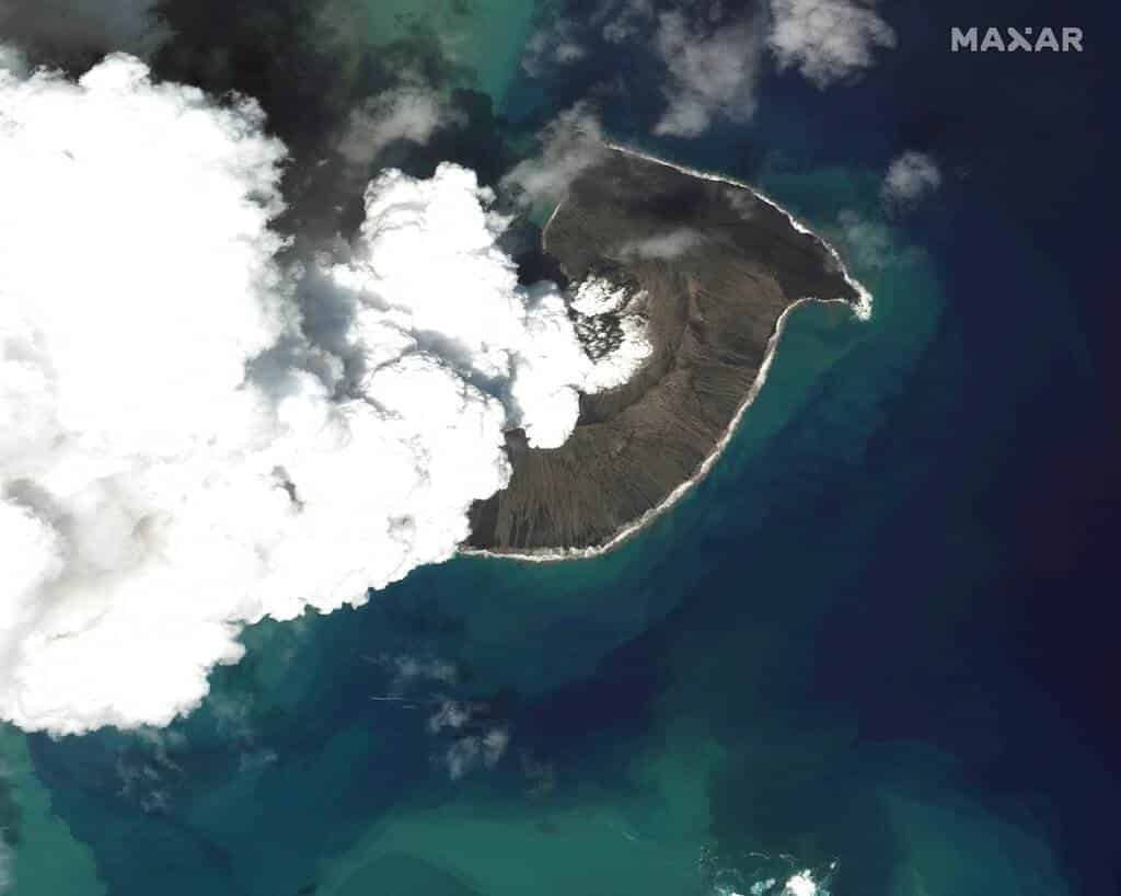 Erupción de volcán en Tonga creó ondas atmosféricas que dieron la vuelta al mundo