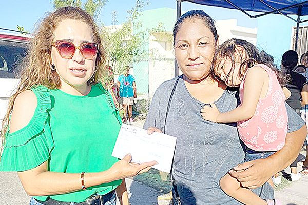 Entrega la UNTA becas y despensas